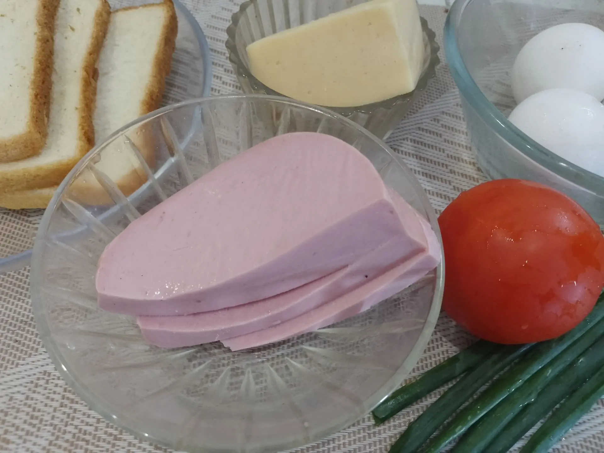 Бутерброды с начинкой из яиц, сыра, помидоров и зеленого лука, на сковороде