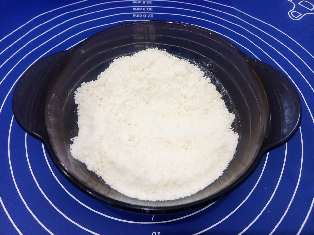 Булочки с начинкой из жареных яблок, изюма и корицы: Для мучной крошки смешиваем сахар, муку, сливочное масло, растираем в крошку.