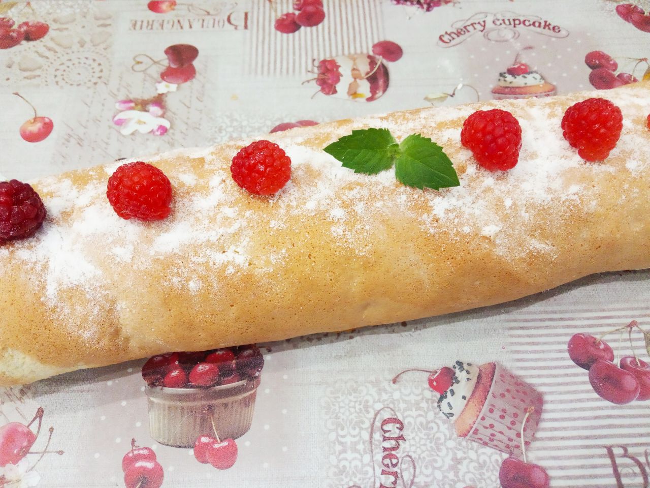 Бисквитный рулет с начинкой из персиков, вкусно и аппетитно: Сворачиваем рулет с начинкой и охлаждаем.