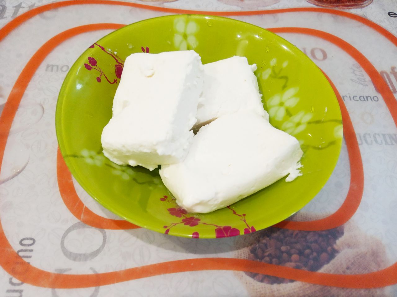 Вкусный десерт, запеченные яблоки с творогом и сливочным маслом: Творог тщательно растираем и протираем через дуршлаг.