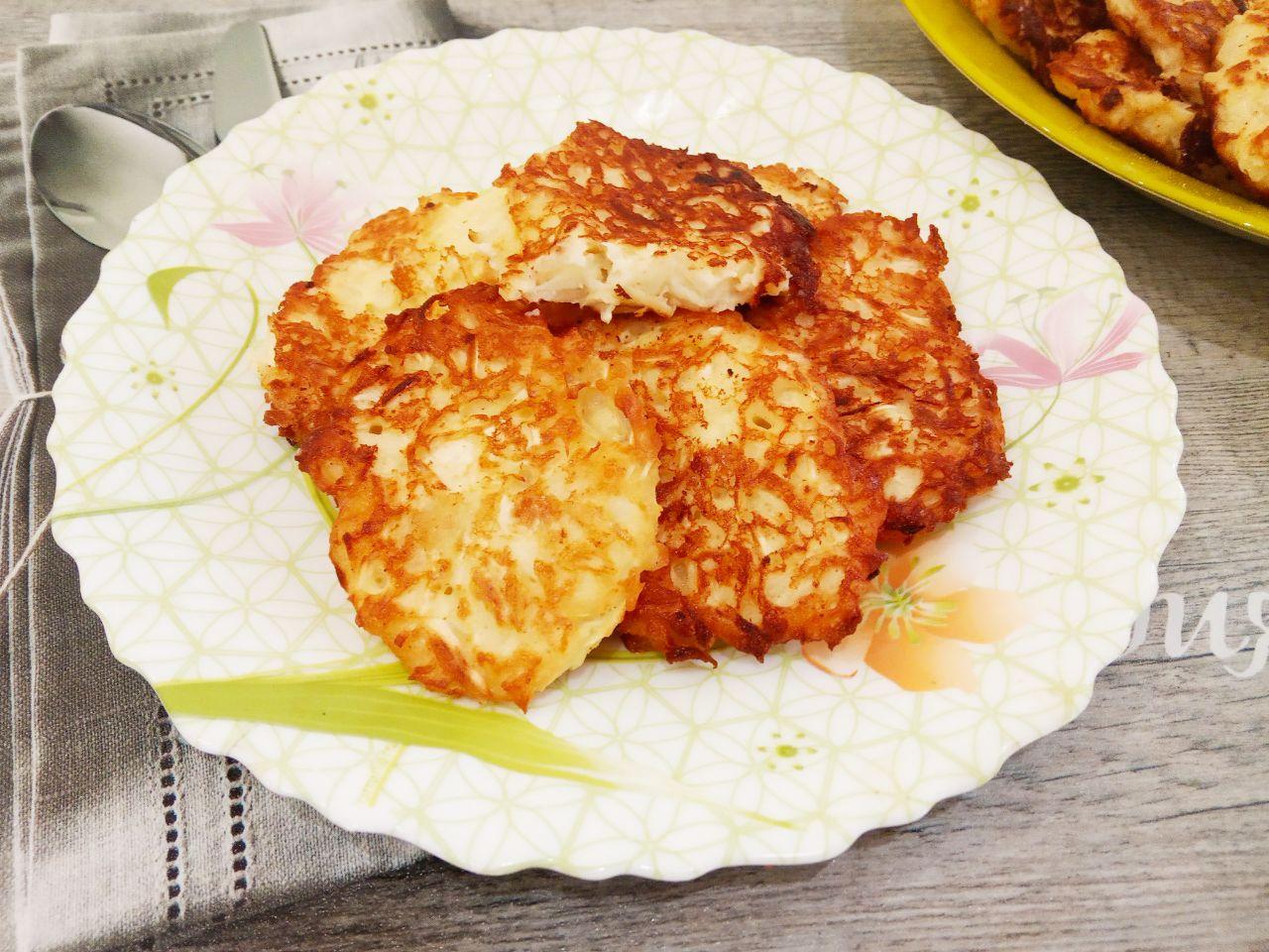 Капустные оладьи, вкусно и просто: Обжариваем оладьи с одной стороны до золотистого цвета, переворачиваем на другую сторону и также обжариваем.