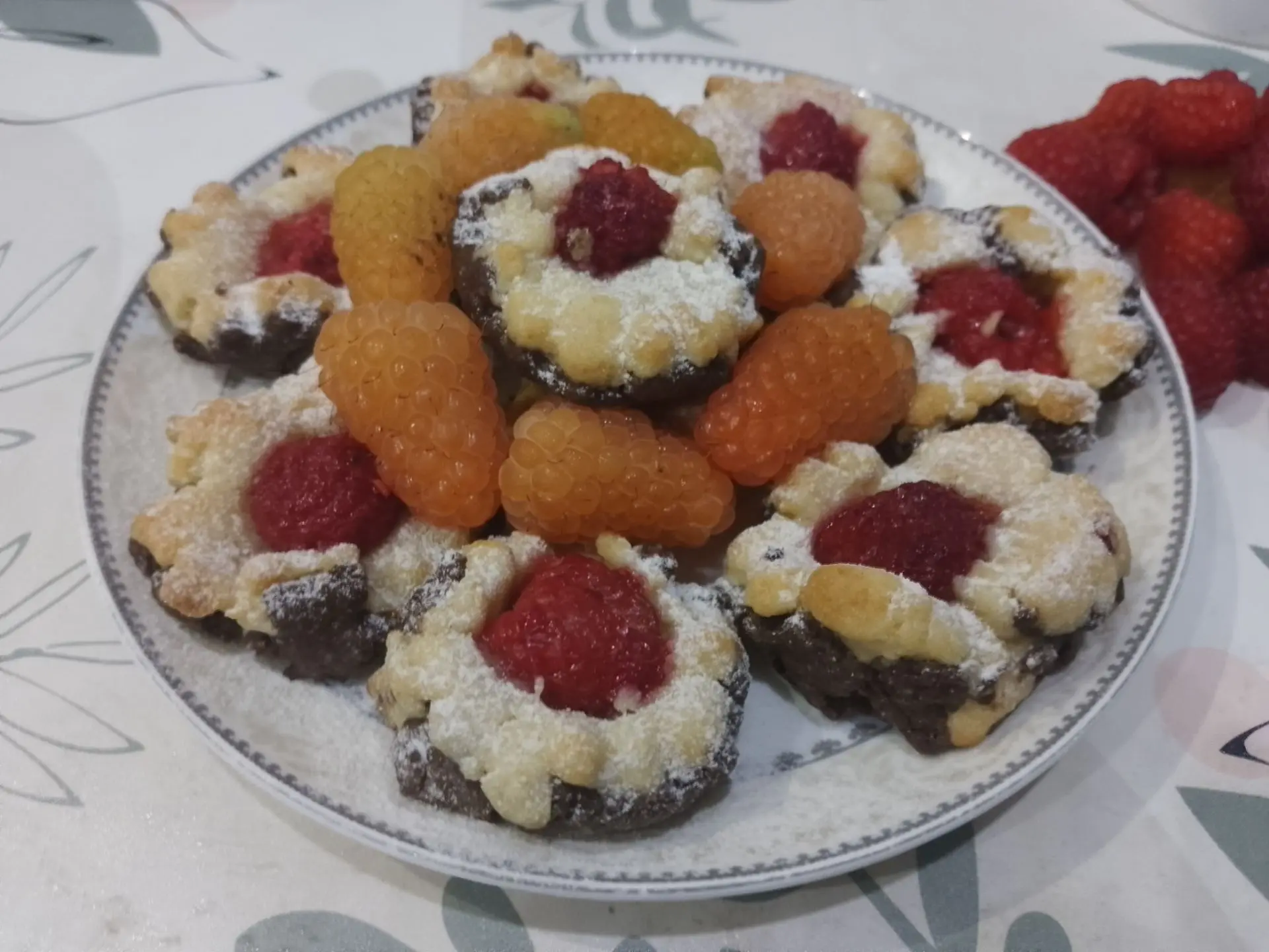 Песочное печенье с начинкой из малины, поданное к чаю
