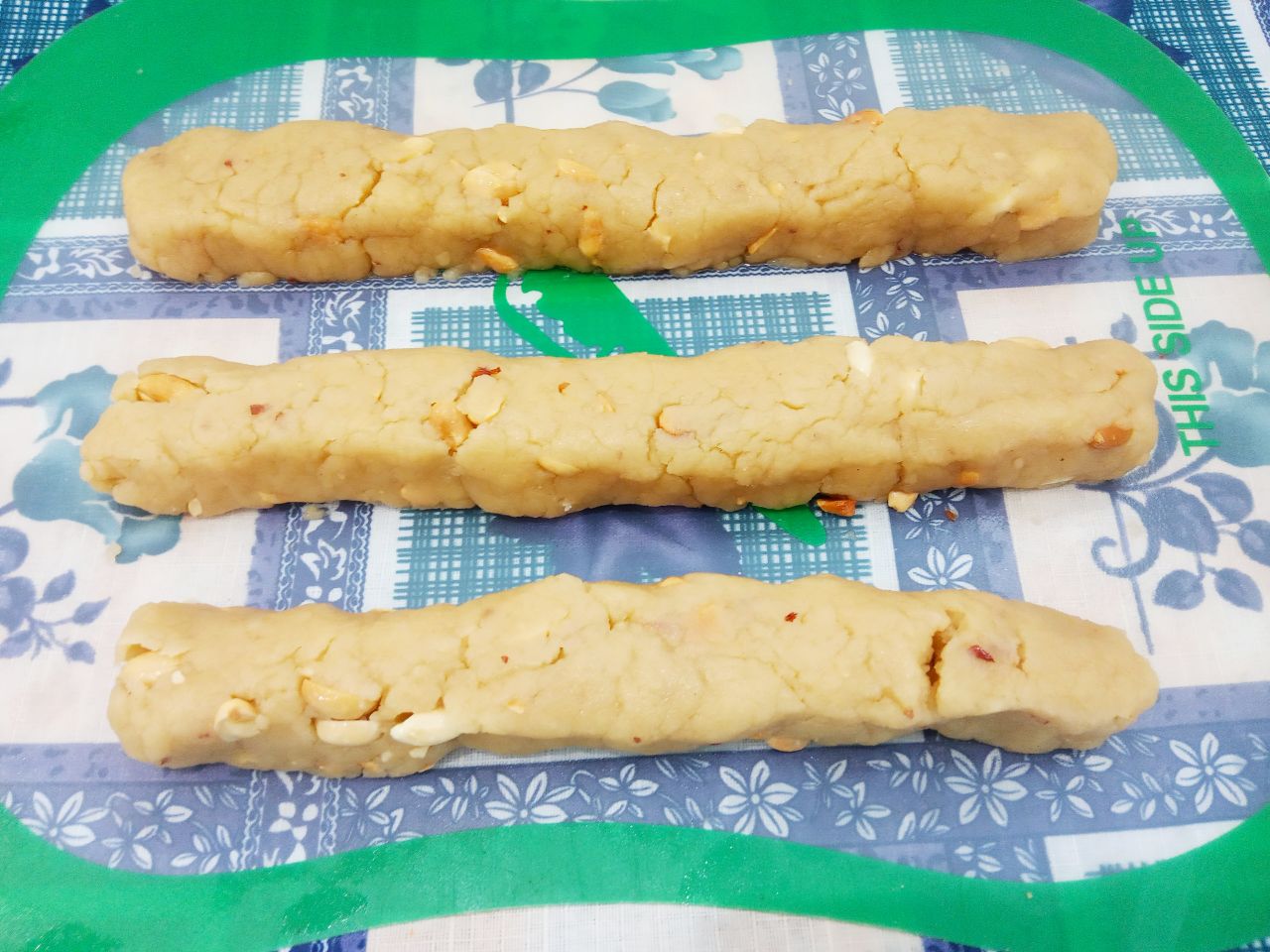 Печенье с орехами подсушенное в духовке, рассыпчатое и хрустящее: Тесто разделяем на три части и формируем валики.