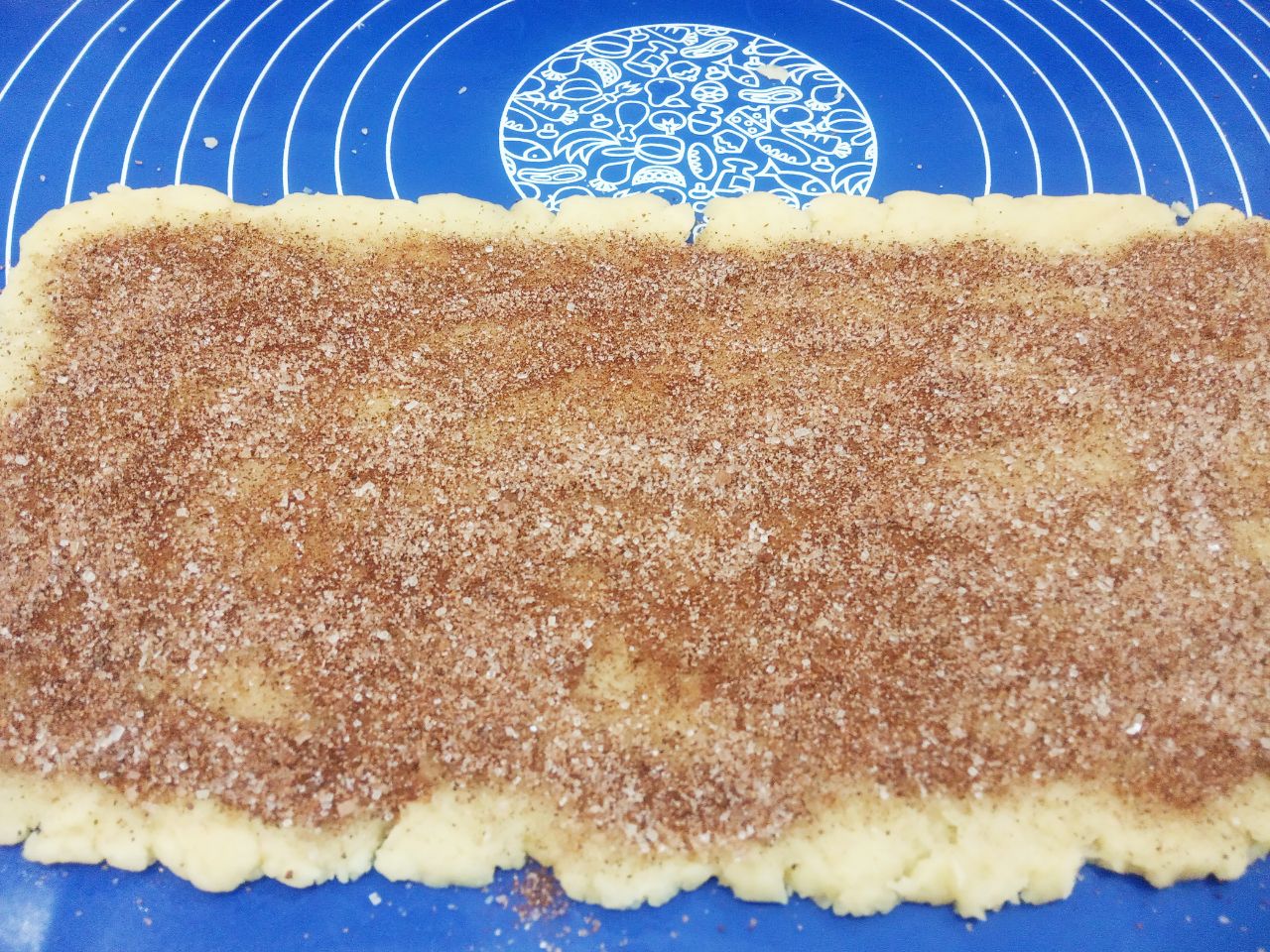 Печенье с корицей и мучной крошкой, песочное и рассыпчатое: Корицу смешиваем с сахаром и распределяем равномерно по тесту.