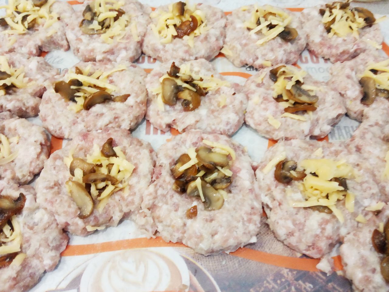 Мясные котлеты или зразы с грибами и сыром, в яичном кляре и сухарях: На середину кружочков кладем начинку.