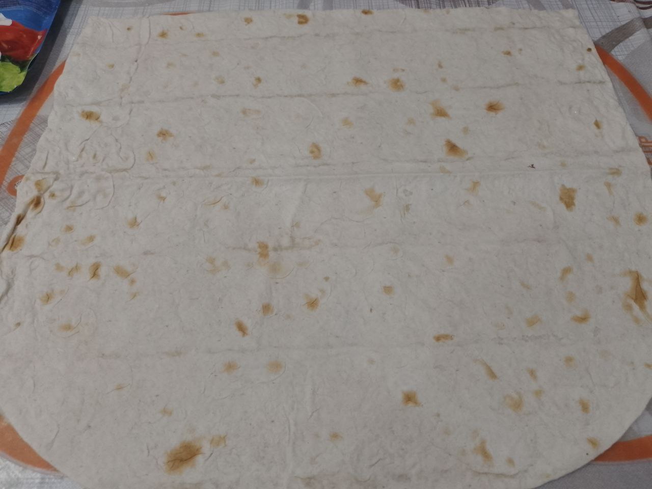 Лаваш с начинкой из мяса, яиц и моркови: На одну часть лаваша равномерно раскладываем начинку.