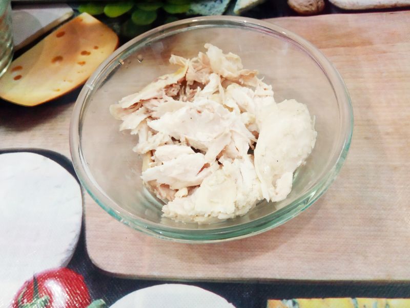 Салат из фасоли, куриного филе и жаренного лука: Куриное мясо отвариваем в подсоленной воде со специями до готовности, охлаждаем и измельчаем.