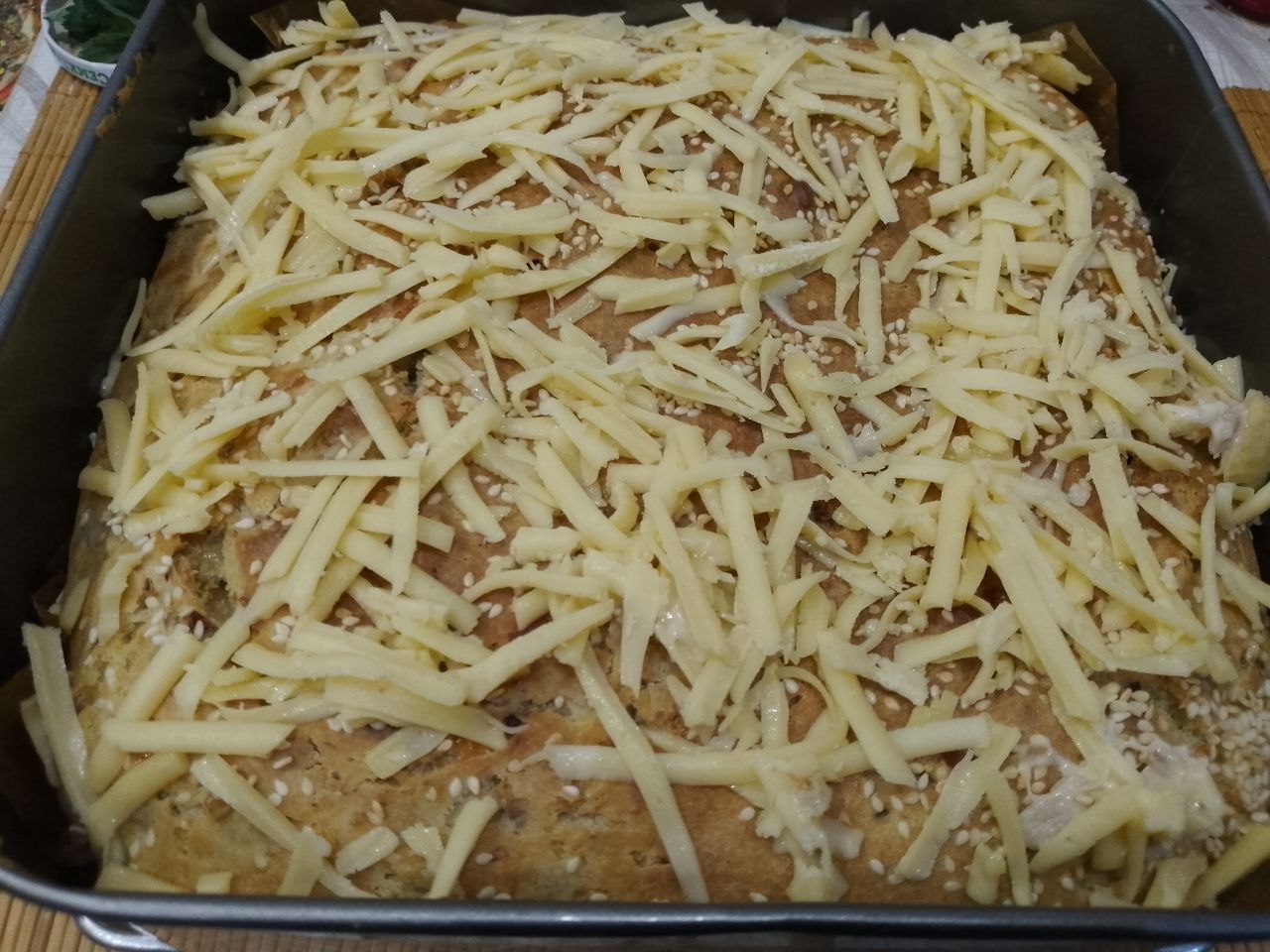 Заливной пирог с мясом и луком, вкусный и сытный: В конце запекания посыпаем оставшимся тертым сыром и ставим ещё на 5 минут.