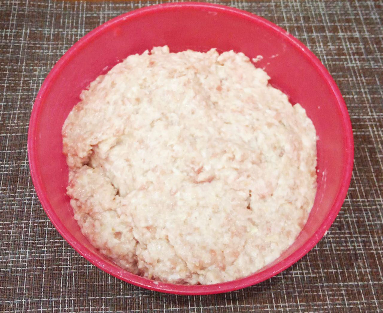 Оладьи из свинины, нежные и сочные: Соединяем подготовленные продукты и молоко в котором размокали ломтики белого хлеба, солим и перчим по вкусу.