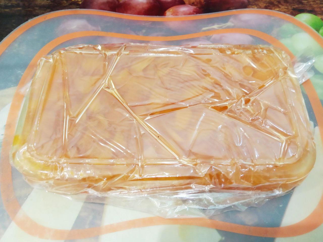 Нежный мармелад из персиков, ароматный и вкусный: Достаем мармелад с холодильника, переворачиваем форму на рабочую поверхность и осторожно снимаем пленку.