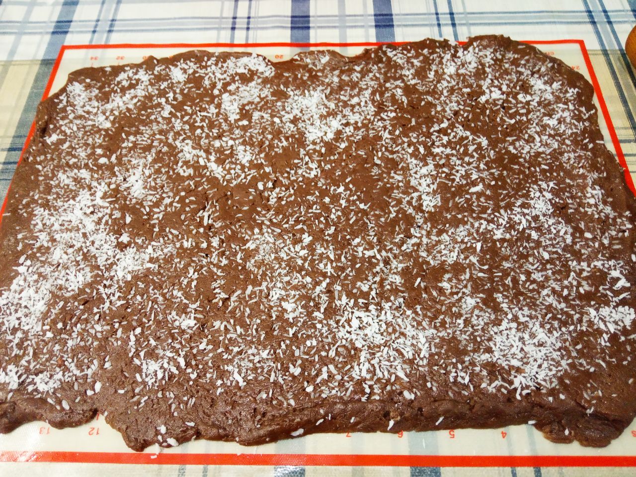 Домашнее шоколадное печенье, рассыпчатое и мягкое с кокосовой стружкой: Сверху посыпаем оставшейся кокосовой стружкой и ещё раскатываем.