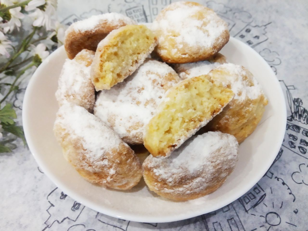 Простой рецепт печенья из манной крупы и молока, мягкого и рассыпчатого: Испеченное печенье выкладываем на блюдо или поднос и подаем к чаю.