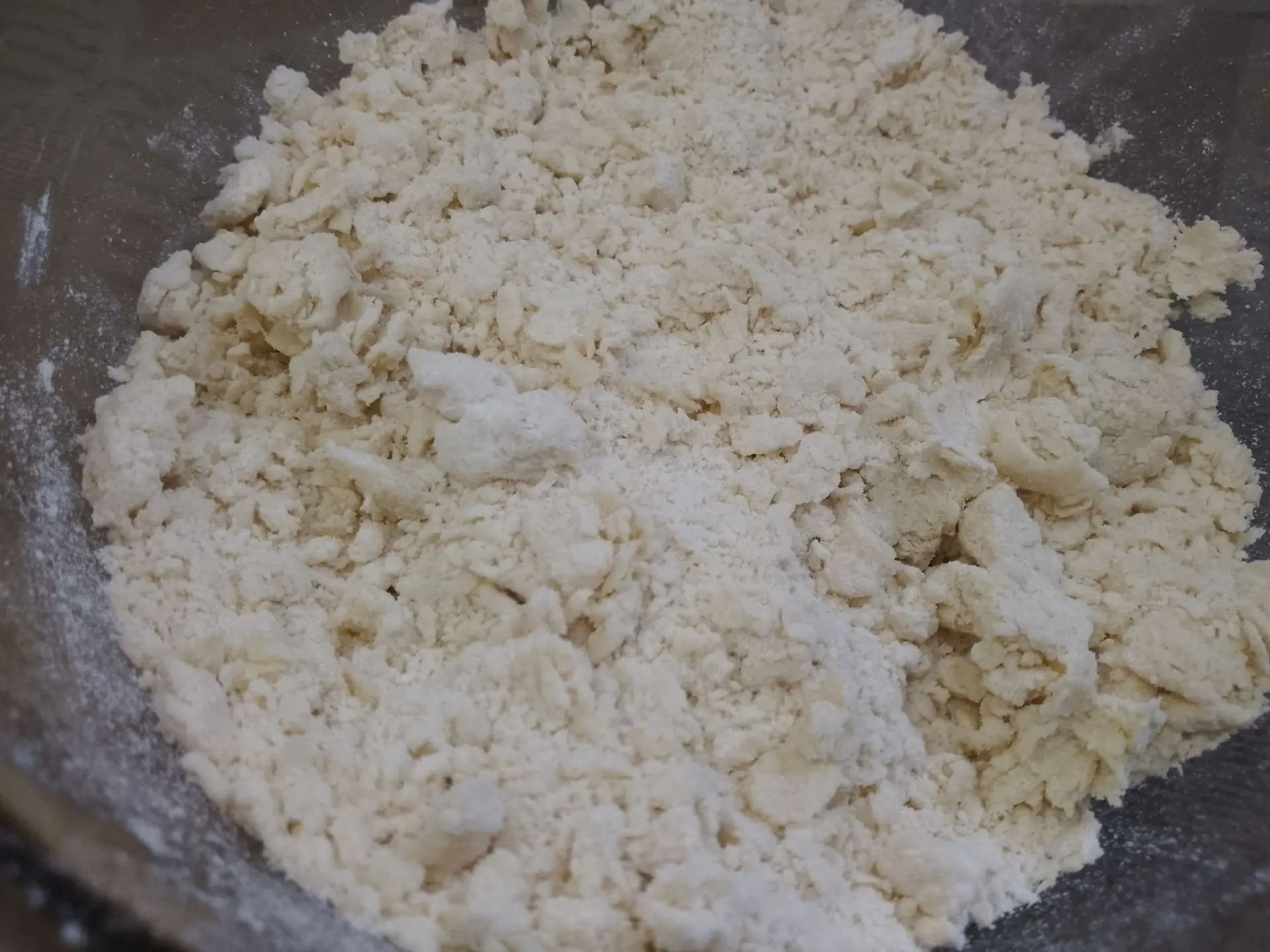 Песочный пирог с начинкой из творога, взбитых белков и ягод клубники: Добавляем сливочное масло или маргарин, соль и растираем в мелкую крошку.