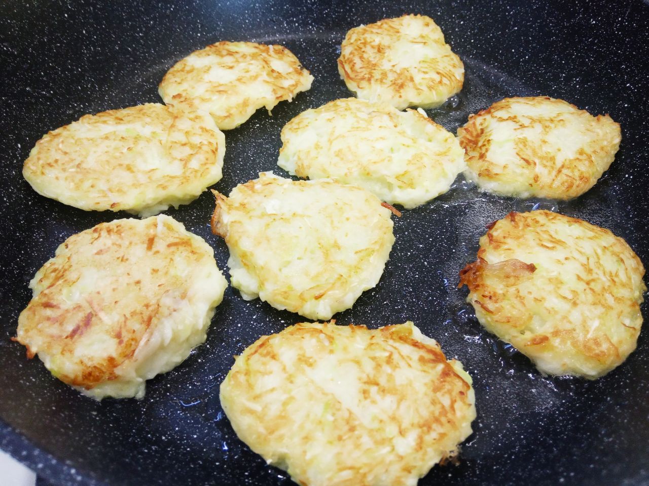 Простой рецепт овощных оладий из патиссонов, просто и вкусно: Обжариваем оладьи с одной стороны на небольшом огне, затем переворачиваем и обжариваем с другой стороны.