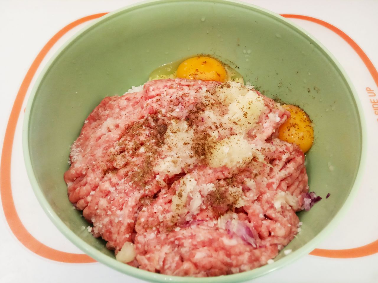 Домашние обжаренные голубцы с сырым рисом, вкусно и сытно: Соединяем рис, фарш, яйца, лук, перец и соль по вкусу. Начинку для голубцов тщательно размешиваем.