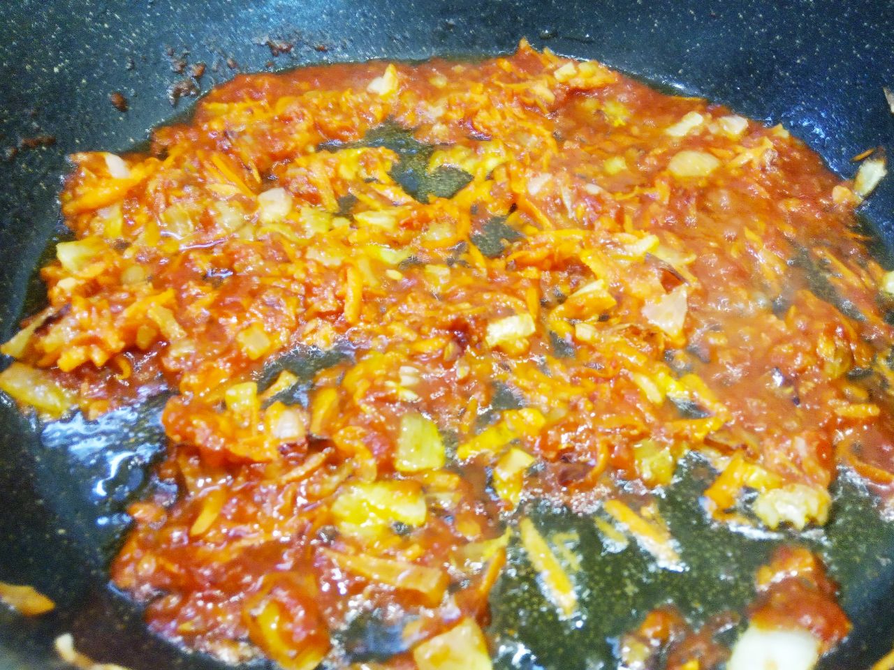 Красный борщ с грибами, вкусный и сытный: Кладем разведенную водой томатную пасту и тушим несколько минут.