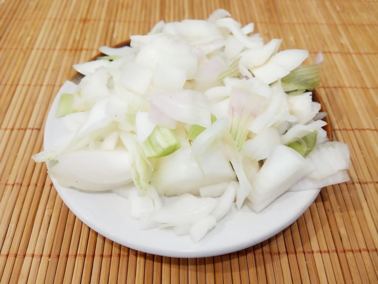 Жареное мясо на сковороде с луком, в соевом соусе и специях: Лук очищаем, промываем и нарезаем полукольцами или по своему усмотрению.