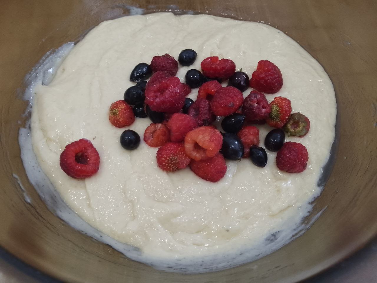 Мягкие вафли с ягодами, просто и вкусно: Добавляем ягоды и перемешиваем.