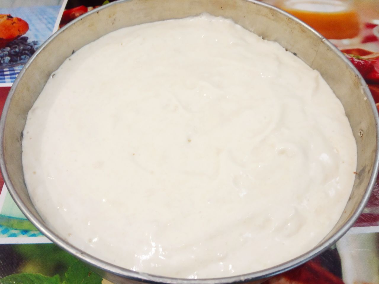 Торт с нежным масляным кремом и джемом: Форму застилаем пергаментом и выкладываем тесто, разравниваем.