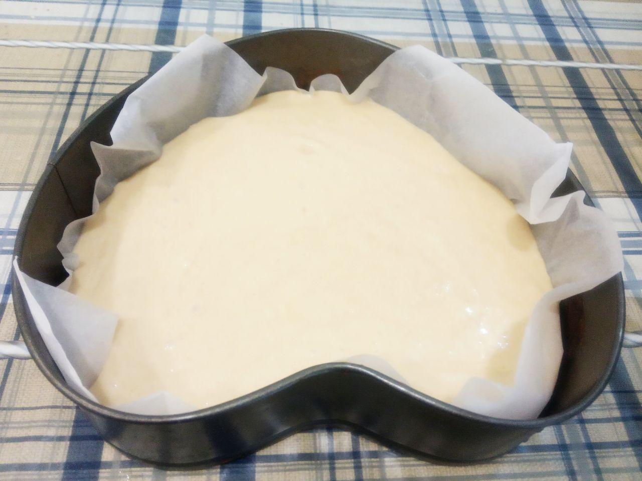 Пирог с яблоками на сметане, вкусно и быстро: Тесто выкладываем на яблоки, разравниваем и сверху выкладываем оставшиеся ломтики яблоки.