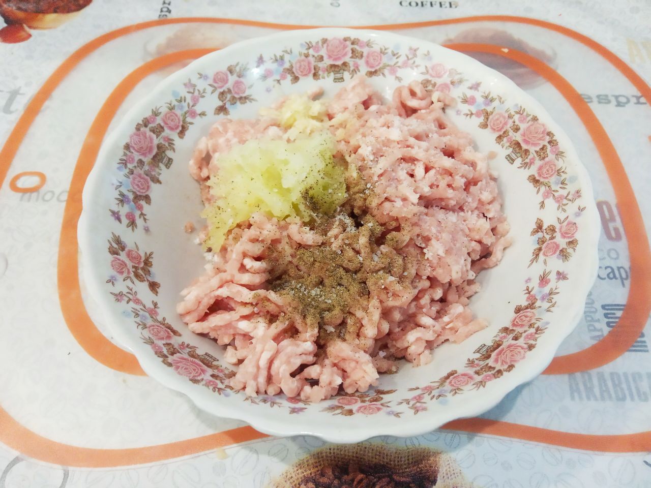 Картофельные колдуны с фаршем и сыром, вкусно и сытно: В фарш добавляем лук, соль и перец по вкусу, тщательно размешиваем.