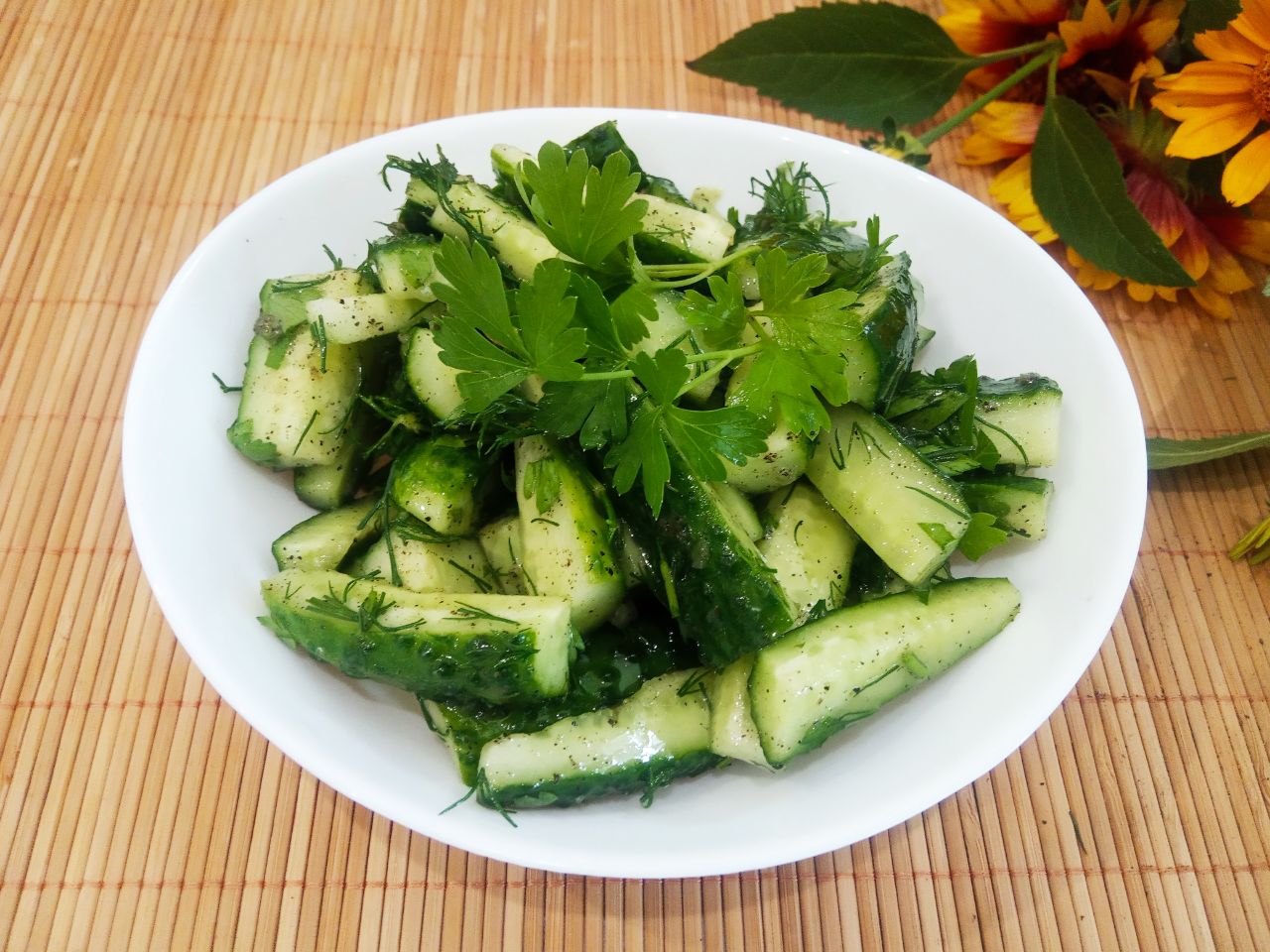 Салат из свежих огурцов, чеснока и зелени, просто и вкусно