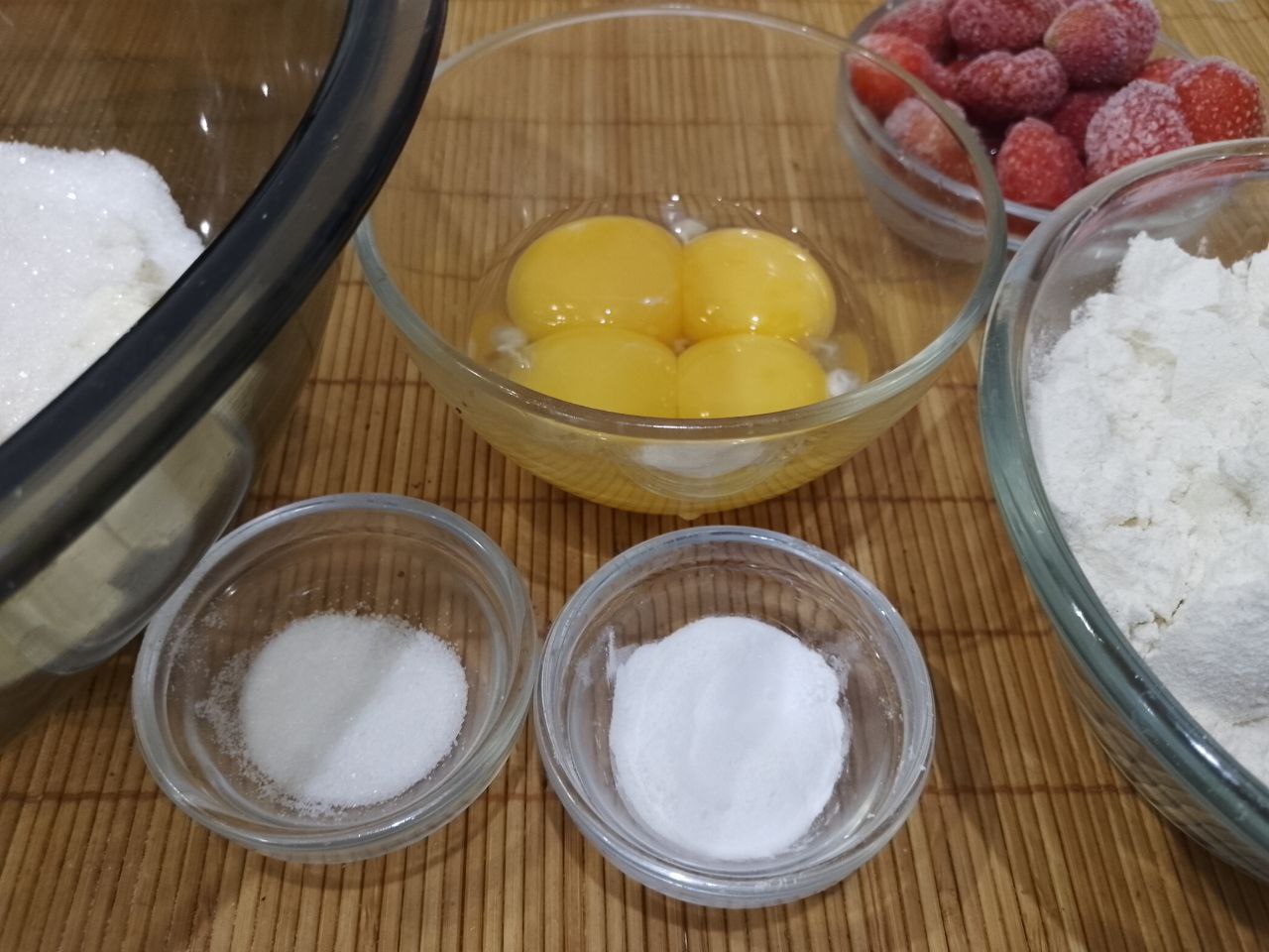 Домашнее песочное печенье с клубникой