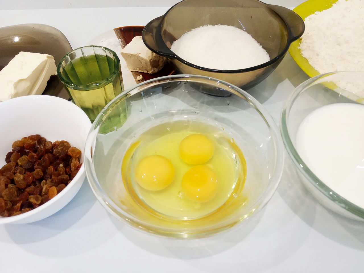 Булочки с изюмом, воздушные и мягкие