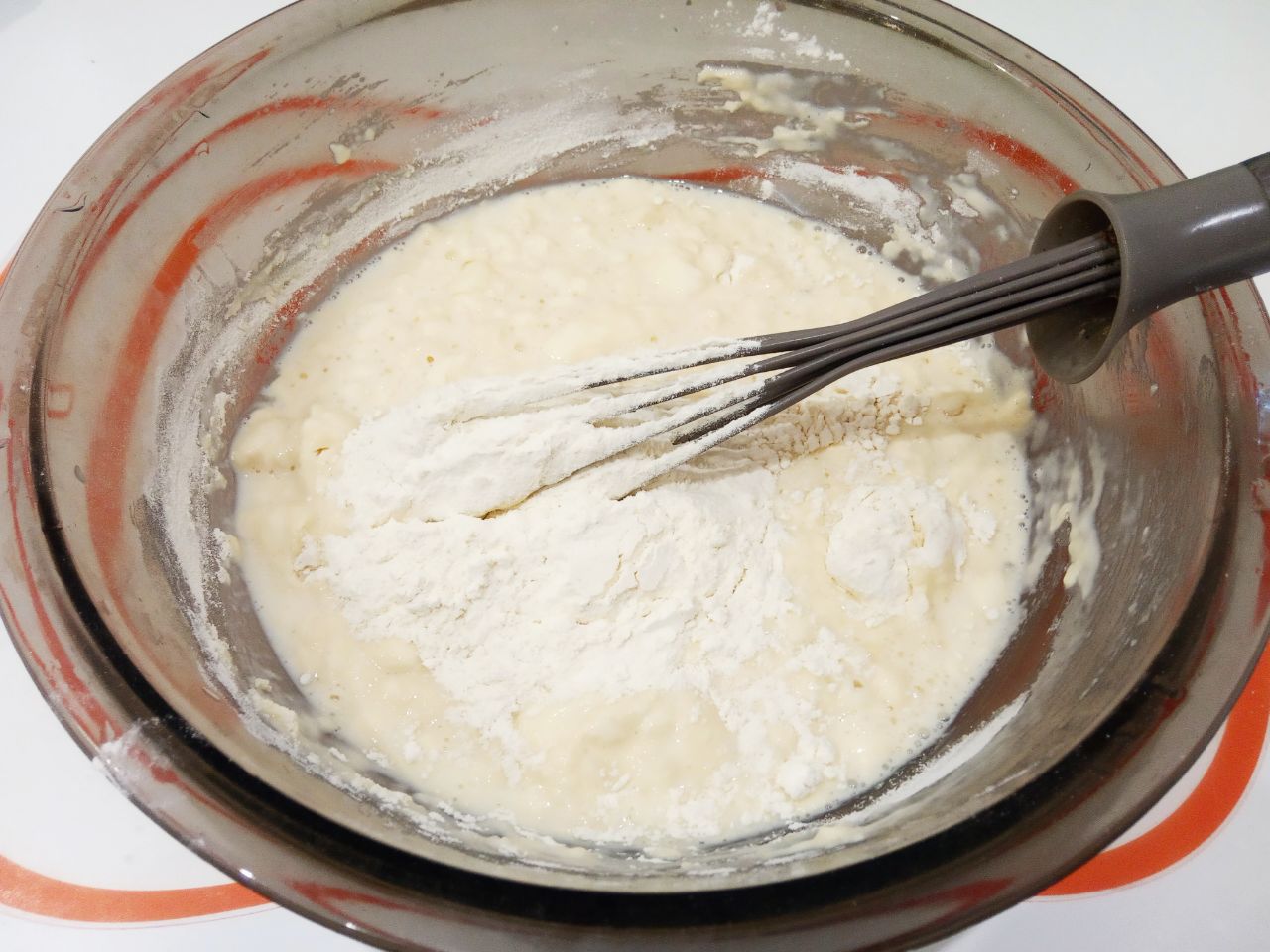 Мясной рулет с сыром в кляре, жареный на сковороде: Всыпаем муку и тщательно размешиваем, чтобы не было комочков. Кляр должен быть, как сметана.
