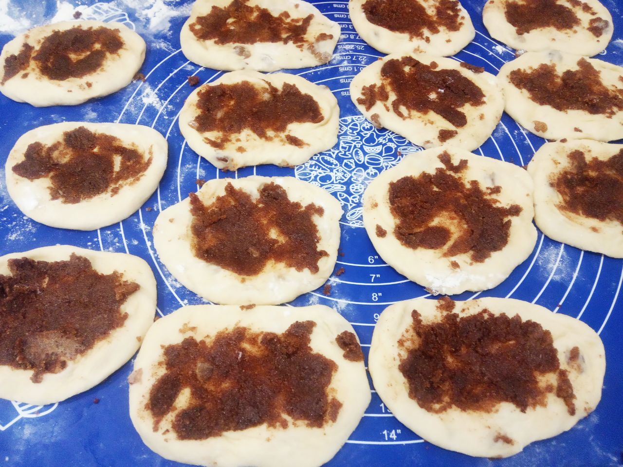 Булочки с начинкой из жареных яблок, изюма и корицы: Оставшиеся колобки раскатываем кружочками, смазываем кружочки начинкой из корицы.