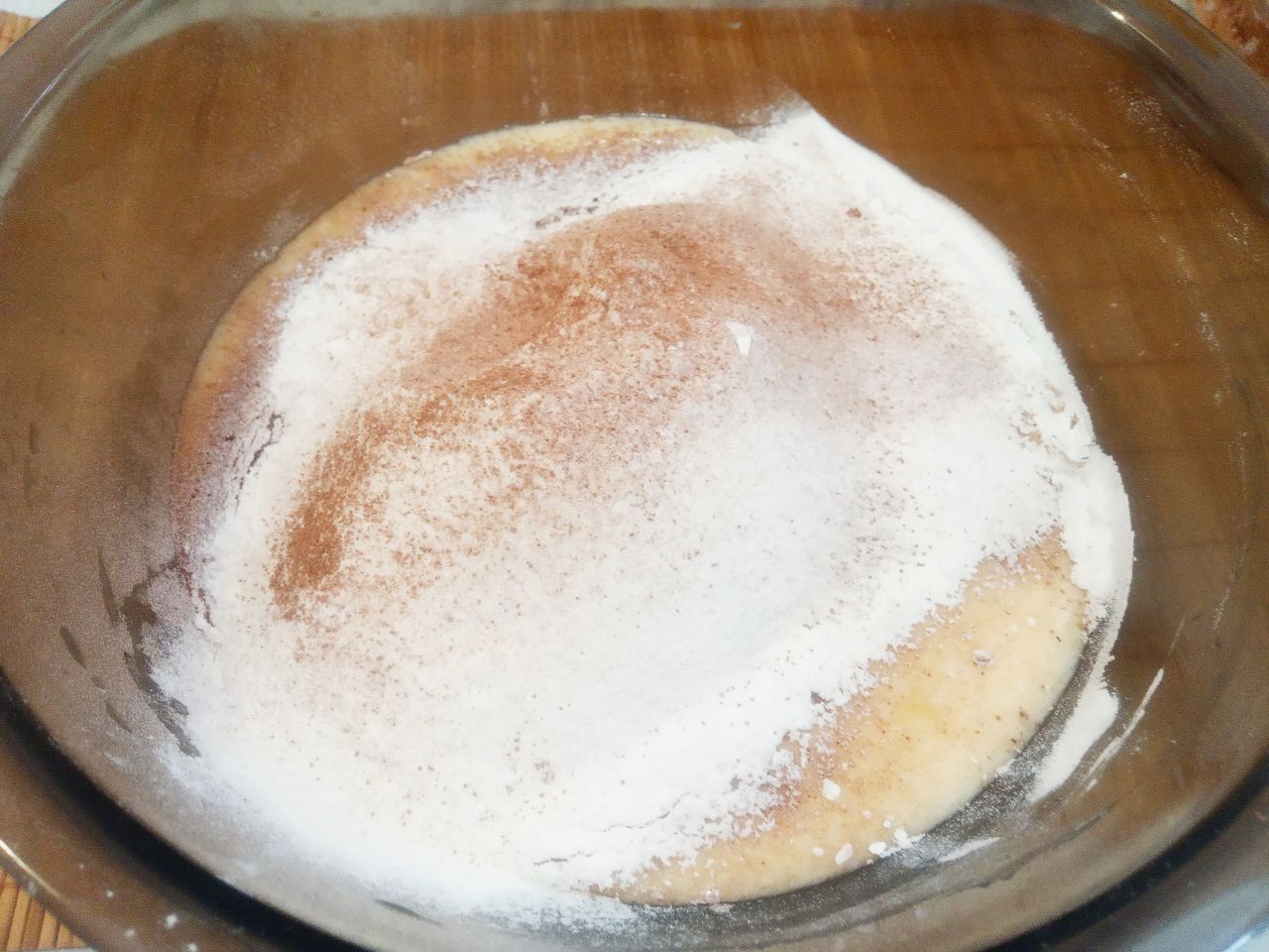 Вафли шоколадные, мягкие, ароматные и вкусные: Всыпаем муку с какао в смесь, размешиваем до консистенции сметаны.