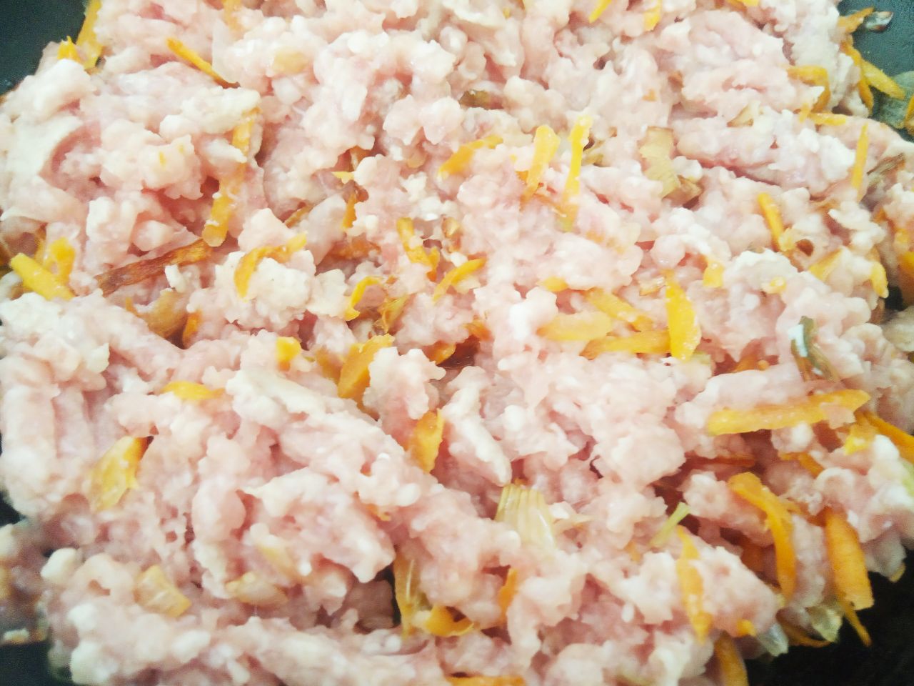 Кабачки фаршированные мясным фаршем, луком, морковью и сыром: Добавляем фарш, размешиваем, солим и перчим по вкусу, обжариваем.