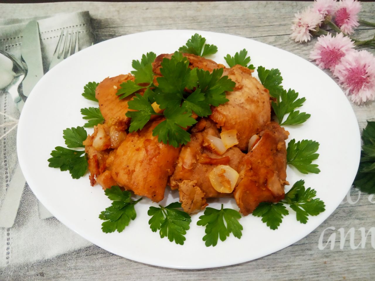 Жареное мясо на сковороде с луком, в соевом соусе и специях