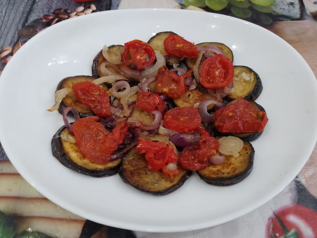 Баклажаны по-кубански, вкусные и аппетитные: Потом выкладываем кружочки помидоров.