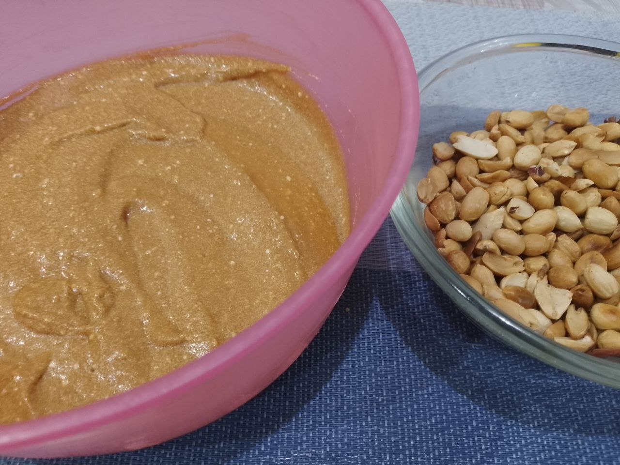Торт «Муравейник», просто и вкусно: Сливочное масло комнатной температуры взбиваем с вареным сгущенным молоком.