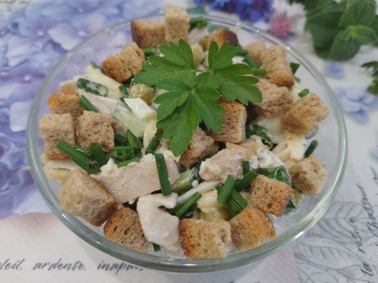 Салат с мясом, зеленым горошком и сухариками
