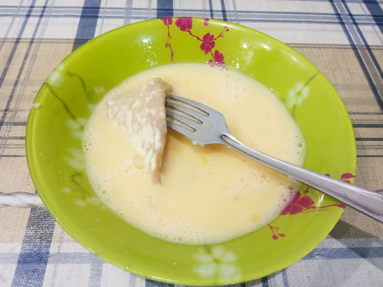 Запеченные куриные полоски в кляре и чипсах, нежные и сочные: Яйца разбиваем в миску и взбиваем венчиком. Вилкой берем полоски и окунаем во взбитые яйца.