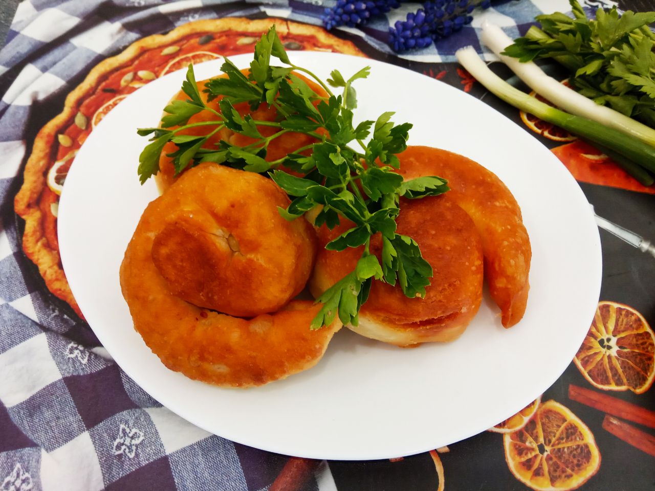 Простой рецепт жареных пирожков с начинкой из куриного филе и лука