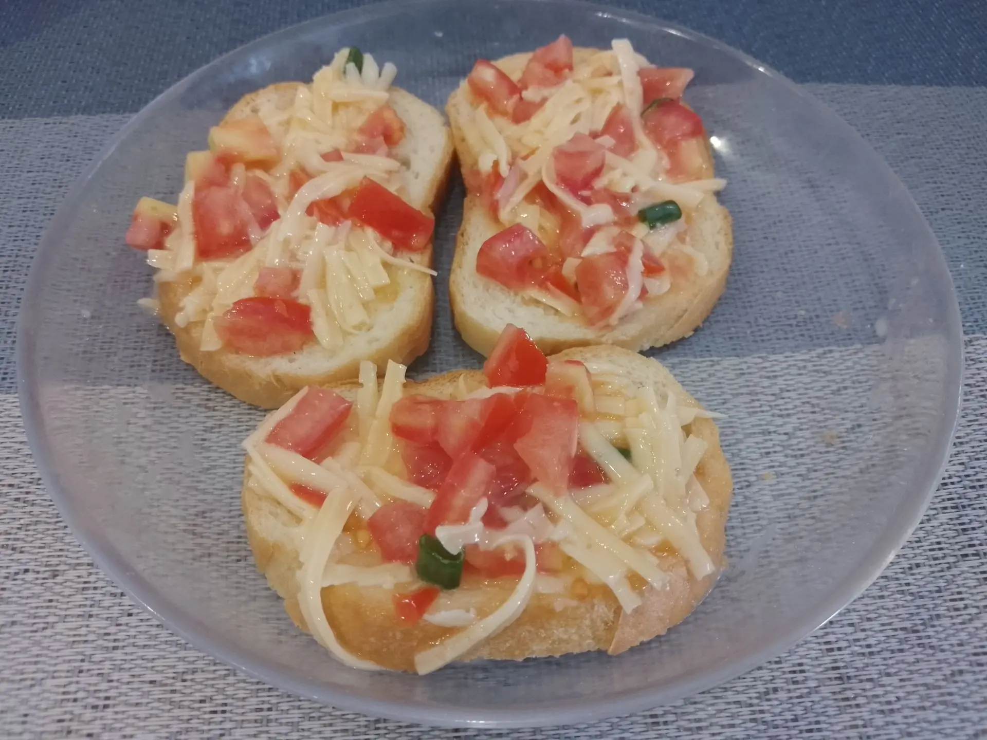 Горячие бутерброды в духовке, вкусно и быстро: На ломтики батонов равномерно выкладываем начинку.