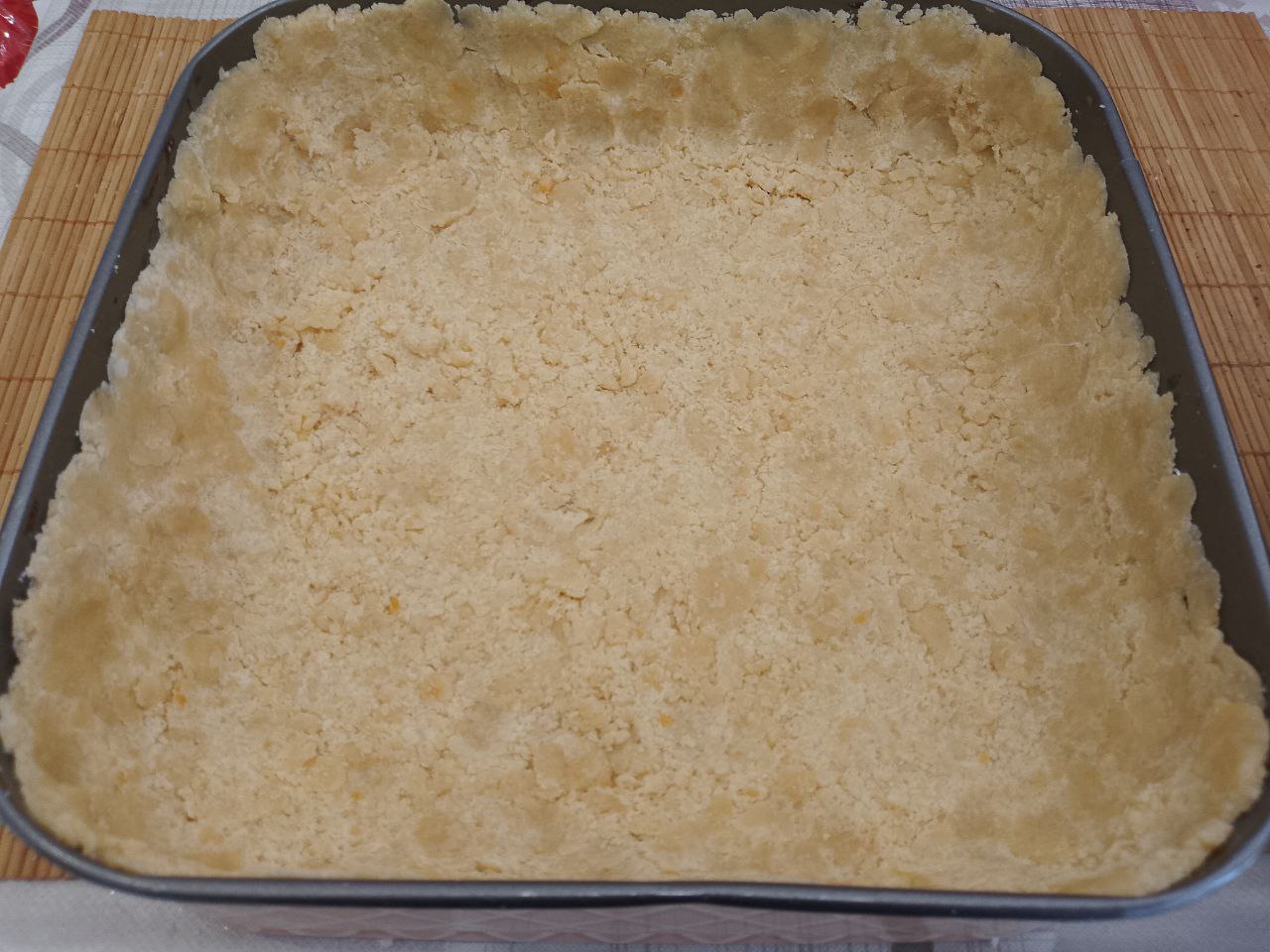 Пирог из песочной крошки и творога, вкусный и аппетитный: Форма у меня размерами 24х22. Форму застилаем пергаментом, выкладываем большей частью крошкой дно и бока