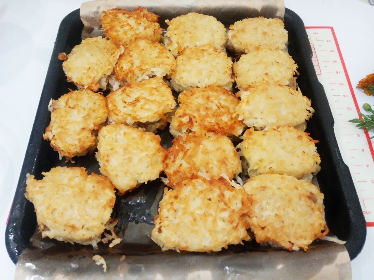 Картофельные колдуны с фаршем и сыром, вкусно и сытно: Обжаренные колдуны выкладываем на противень и ставим на 20 минут в разогретую духовку.