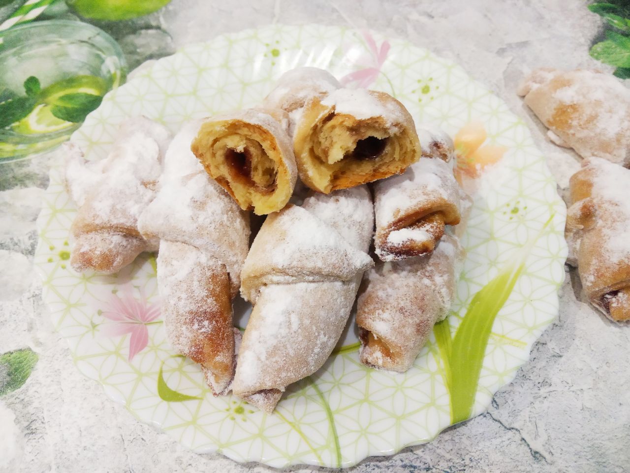 Печенье рогалики без яиц, с джемом и в сахарной пудре