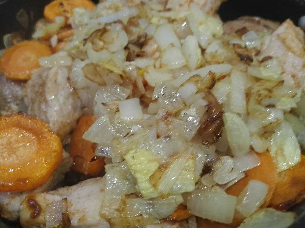 Тушеное мясо свинины с овощами: Морковь обжариваем на растительном масле и выкладываем в сотейник.