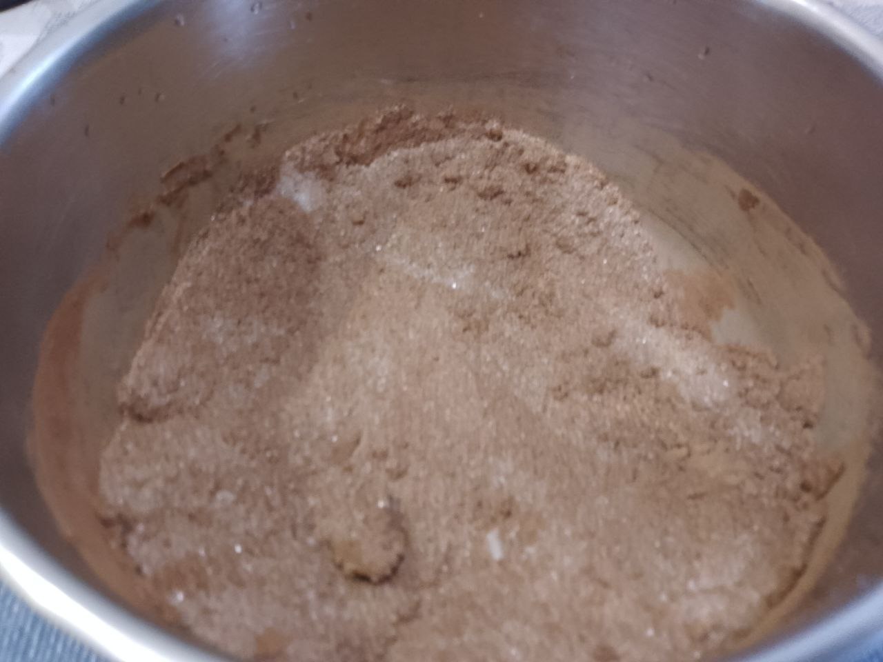 Шоколадный пирог на молоке с клубникой, покрытый шоколадной глазурью: Пока пирог охлаждается займемся приготовлением шоколадной глазури.