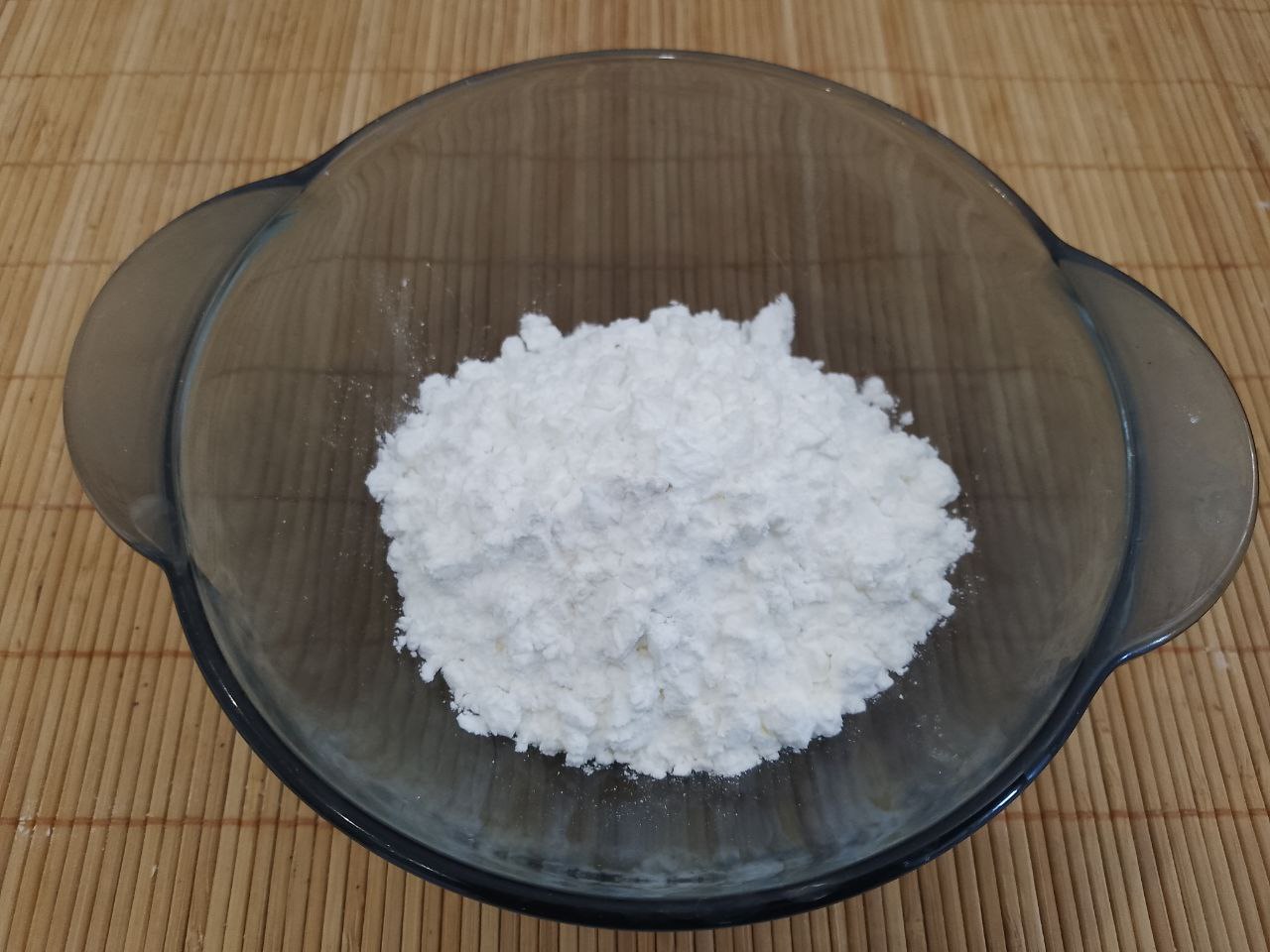 Домашнее печенье с кокосовой стружкой, песочное и рассыпчатое: Муку смешиваем с разрыхлителем для теста и просеиваем через мелкое сито. Смешиваем муку с крахмалом и