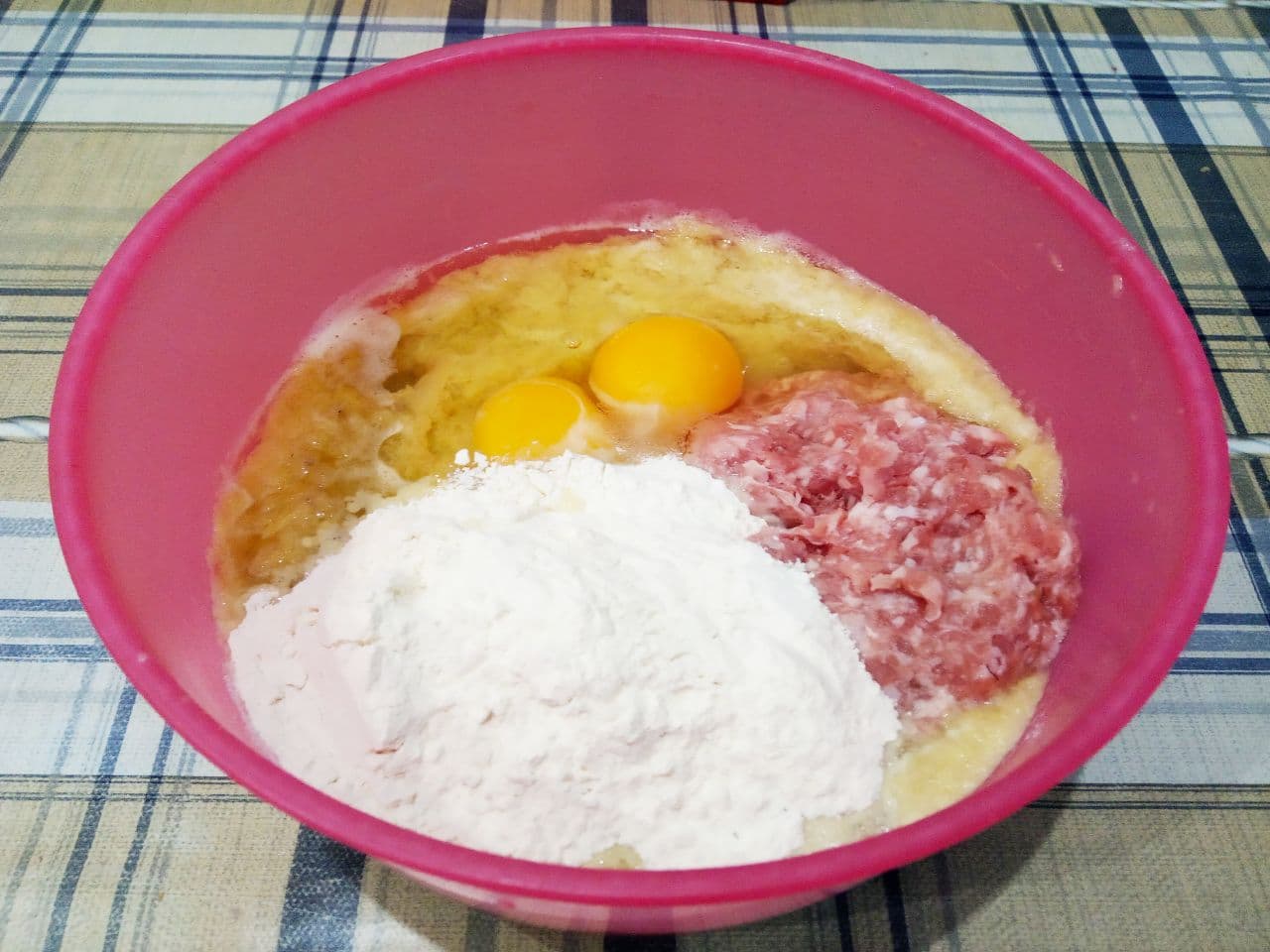Оладьи из натертого сырого картофеля с фаршем и луком, вкусно и сытно: Добавляем в натертый картофель два яйца или одно, муку, фарш, соль и перец по вкусу. Смесь тщательно