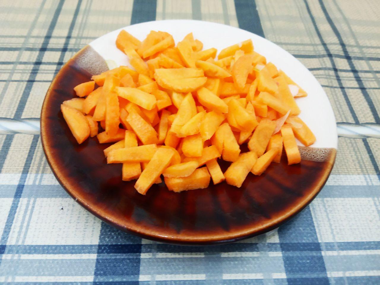 Овощной суп с зеленым горошком и мясными фрикадельками: Морковь очищаем, промываем и натираем на терке или нарезаем полосками или кубиками. У меня на фотографии
