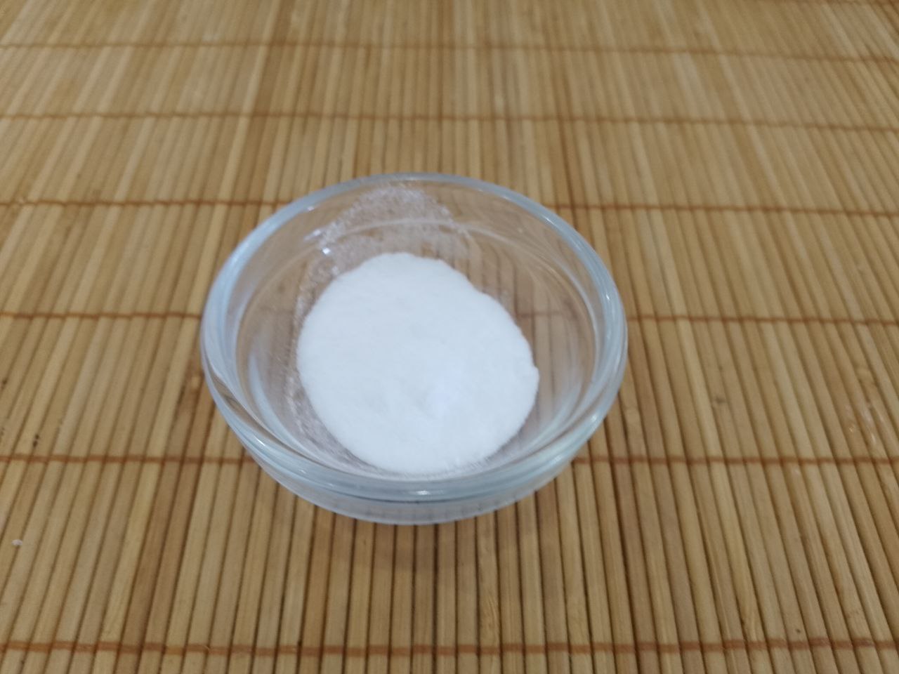 Мягкие вафли с ягодами, просто и вкусно: Муку смешиваем с разрыхлителем для теста и просеиваем через мелкое сито.
