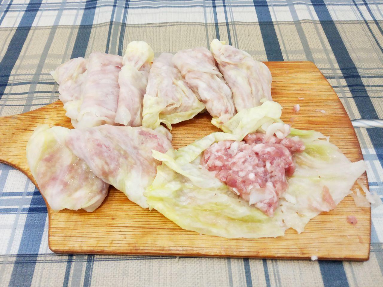 Сочные и нежные капустные конвертики с фаршем в яичном кляре: На капустный листочек на середину накладываем фарш тонким слоем и плотно заворачиваем формой конвертика.