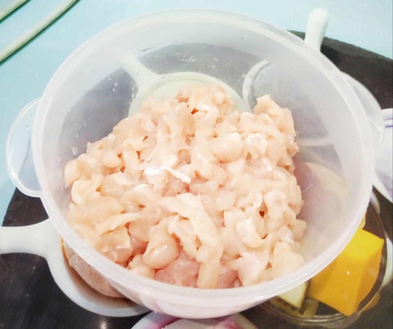 Простой рецепт котлет из куриной грудки и сыра: Когда мясо просушится, разрезаем на небольшие кубики.